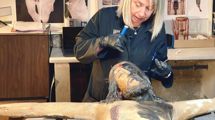 La restauradora y conservadora Ana Ordóñez, en pleno proceso de limpiado del Santo Cristo de Lepanto de la Catedral de Barcelona