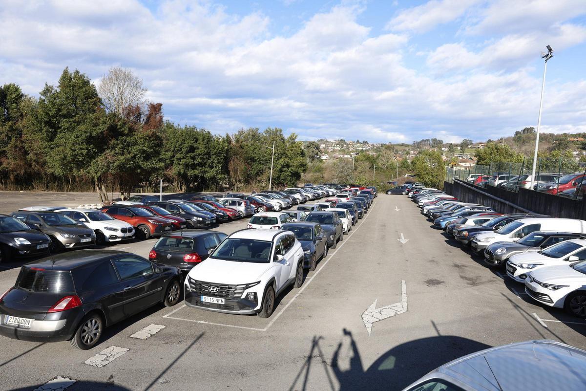 Así es la misión imposible de aparcar un día en el Hospital de Cabueñes de Gijón