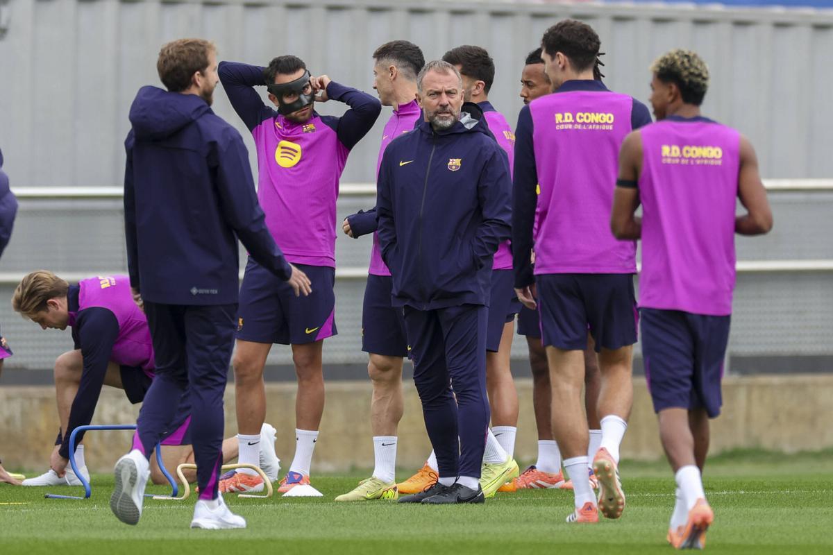 Eric Garcia se coloca la máscara al comenzar el entrenamiento.