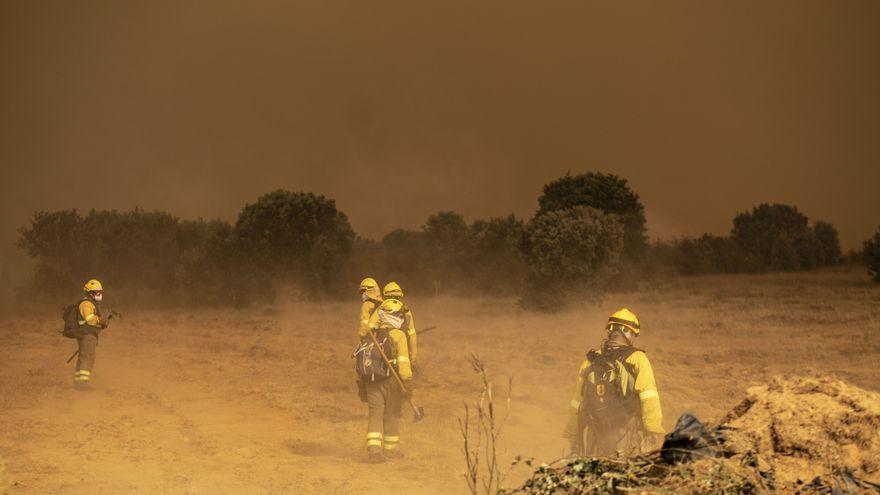 Brigadistas durante la jornada del 18 de julio, tercer día del incendio de La Culebra.