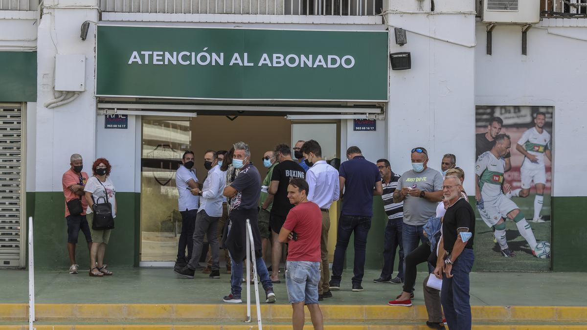 Aficionados haciendo cola para comprar abonos