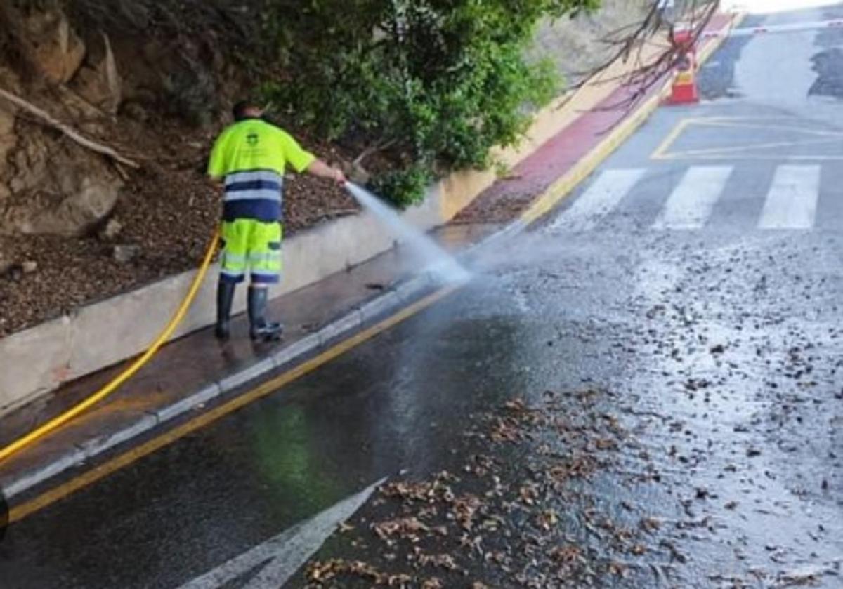 Benalmádena quiere baldear las calles con agua regenerada.