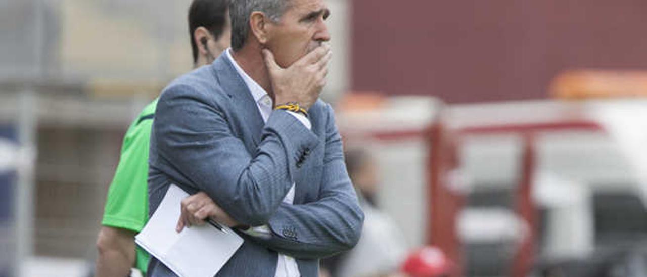 Paco Herrera, entrenador de la UD, pensativo durante un partido disputado en el Estadio de Gran Canaria.