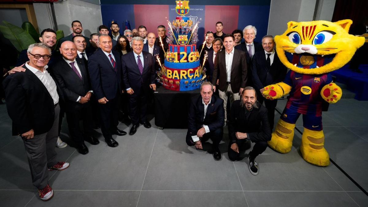 Joan Laporta y Xavi Pascual, flanqueando la tarta conmemorativa
