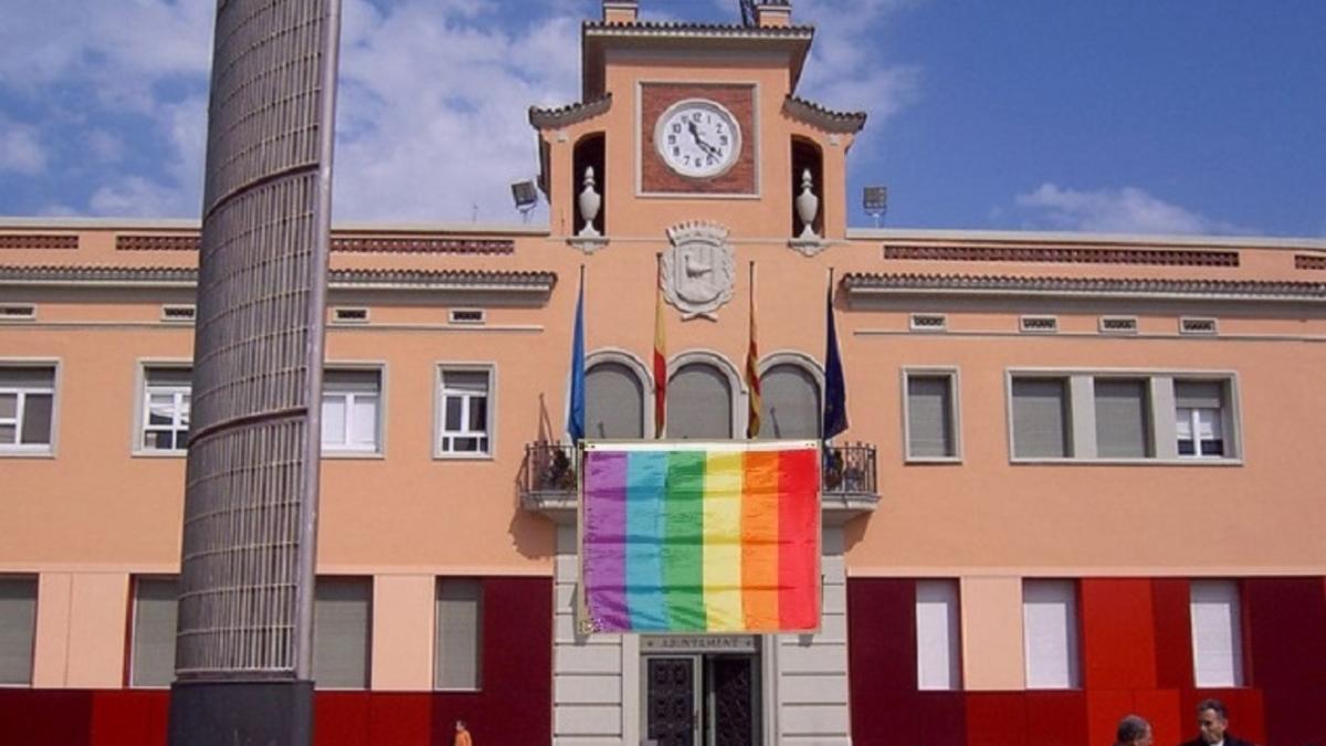 El Ayuntamiento de Santa Coloma de Gramenet con la bandera LGTBI.
