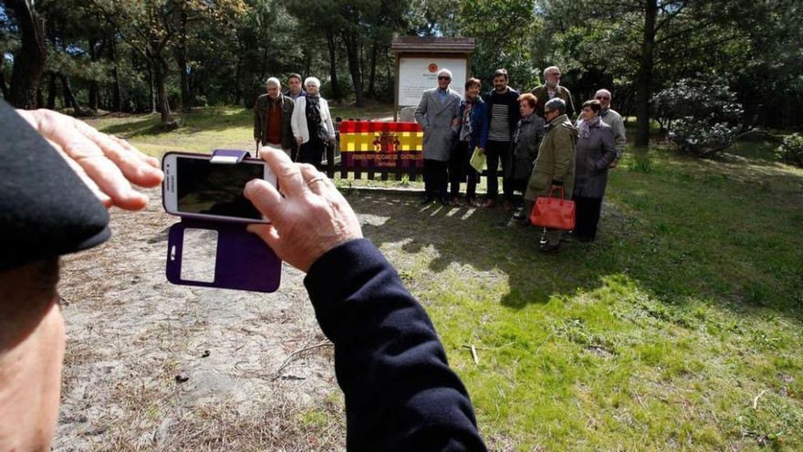 Asistentes al homenaje en la fosa común de Salinas, ayer.