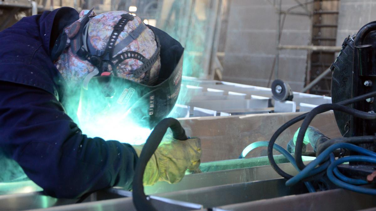 Un profesional del metal realiza trabajos de soldadura en una empresa gallega