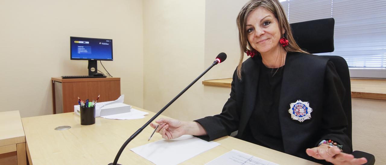 La jueza, Cristina Mendigutía, en la sala de vistas del nuevo juzgado de Cáceres.