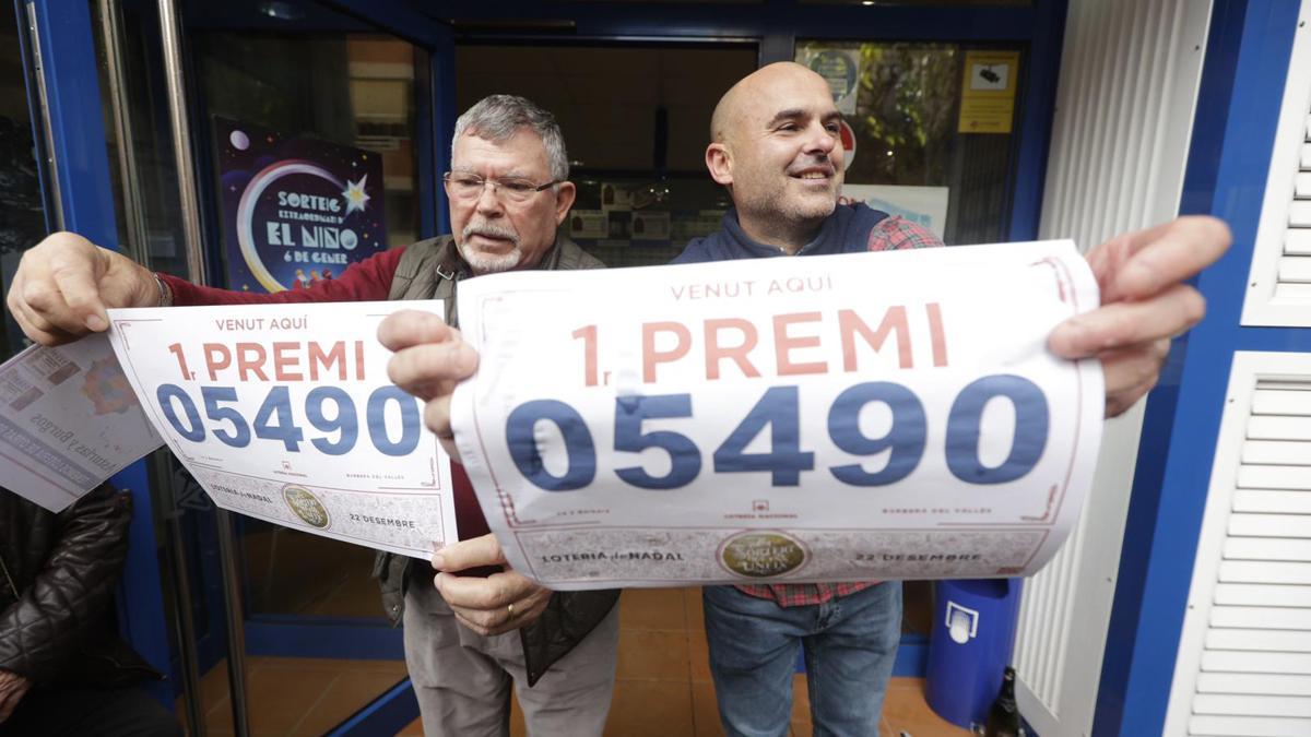 Gordo de la Lotería en Barberà del Vallés. El lotero Alfonso Ibáñez, de la administración 2 de la localidad, celebra haber vendido 5 series del gordo de la Lotería.