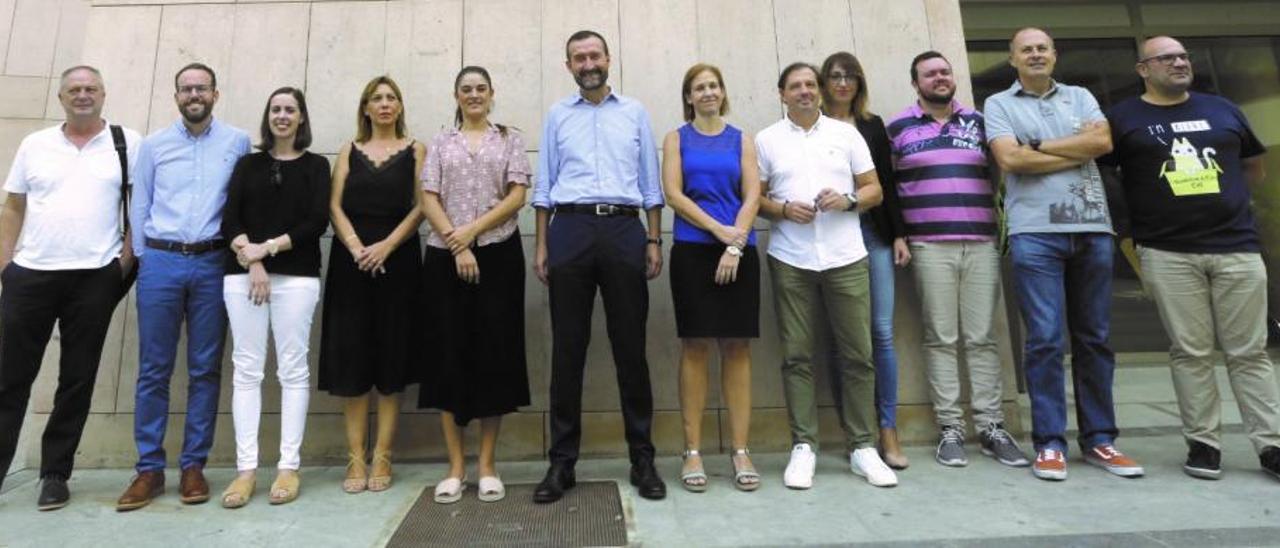 Foto de familia del equipo de gobierno de PSOE, Compromís y Partido de elche