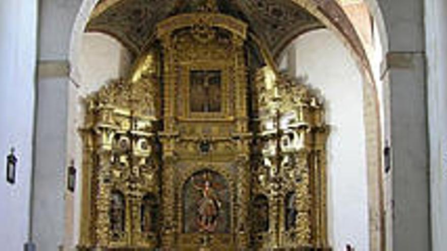 Interior de la Iglesia de Abezames, con el retablo del altar mayor al fondo.