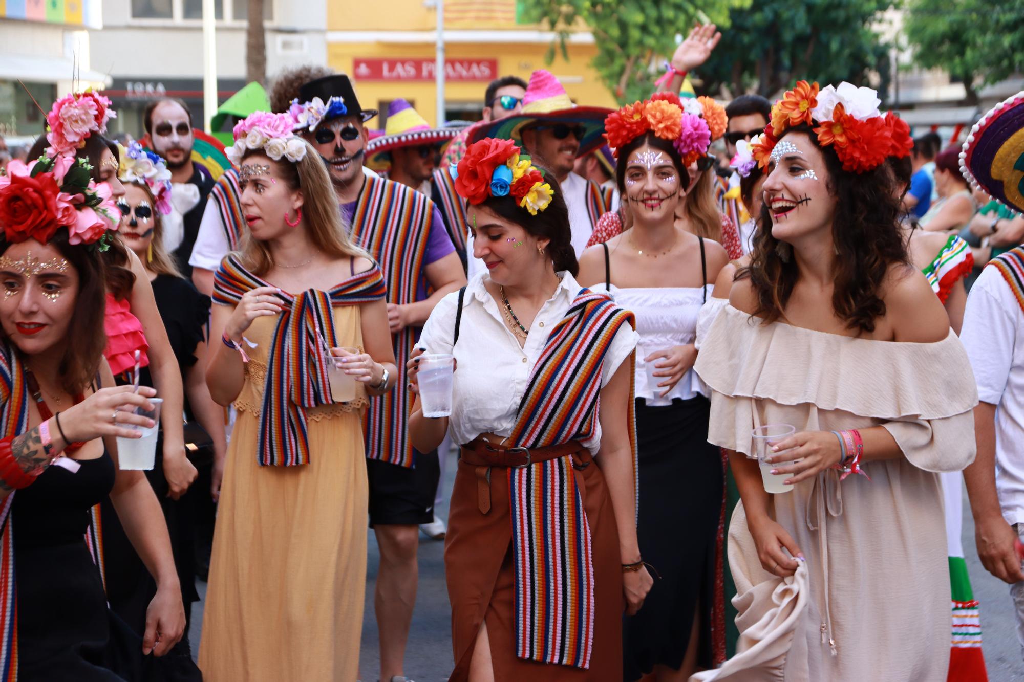 Así ha sido el último desfile y la prueba del toro por las fiestas de Sant Pere en el Grau