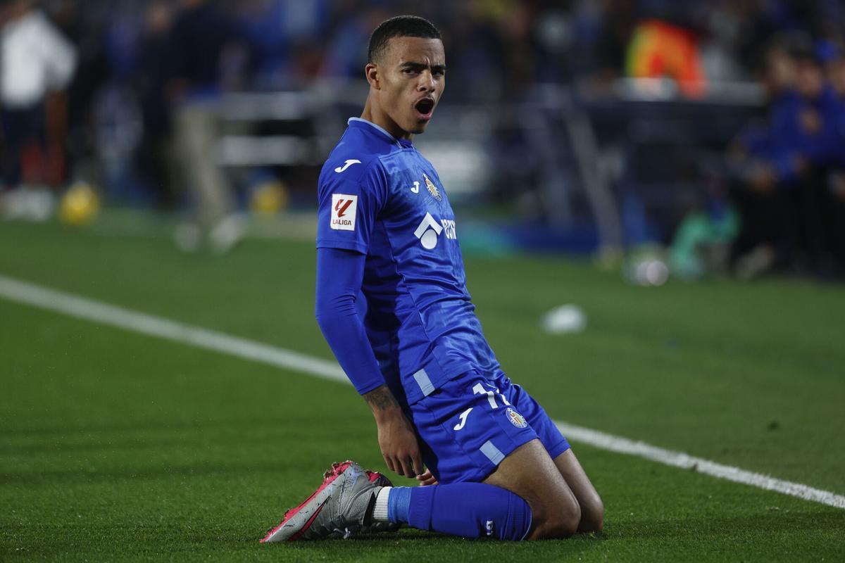 GETAFE (MADRID), 25/11/2023.- El centrocampista inglés del Getafe CF Mason Greenwood celebra su gol durante el partido de la jornada 14 de LaLiga que Getafe CF y UD Almería disputan hoy sábado en el Coliseum de Getafe. EFE/Rodrigo Jiménez