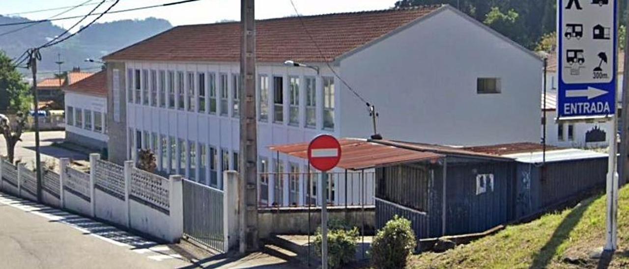 La entrada al colegio público de Aldán.   | FDV