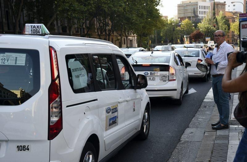 Las mejor imágenes de la jornada de movilización del taxi en Zaragoza