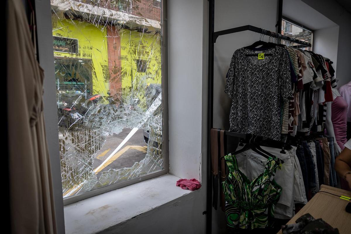 Robo a golpe de alcantarilla en una tienda de ropa en la calle Delicias, este martes de madrugada.