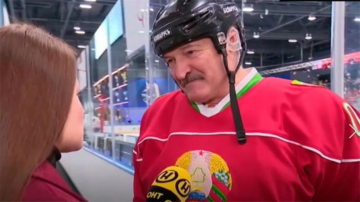 El presidente de Bielorrusia juega al hockey hielo en plena crisis del coronavirus: Es mejor morir de pie que vivir de rodillas