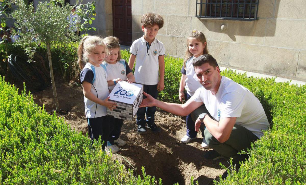 Momentos previos al enterramiento de la cápsula del tiempo. | Fotos: Iñaki Osorio
