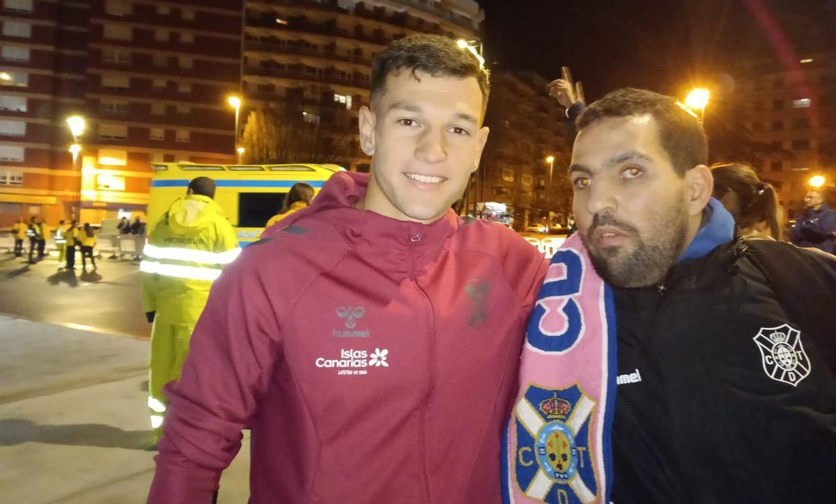 Rubén Mesa, el viernes tras acabar el partido con el futbolista blanquiazul César.