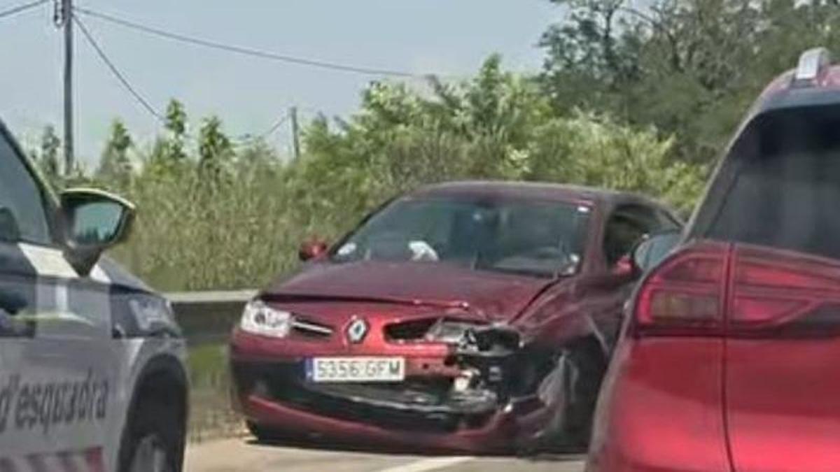 Un dels cotxes accidentats