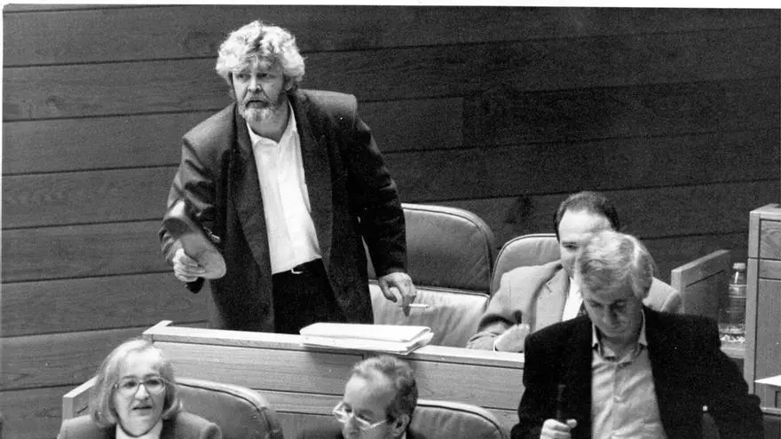 GALERÍA | Do golpe ao pupitre de Feijóo ao zapatazo no Parlamento de Galicia: un repaso en imaxes á vida de Beiras