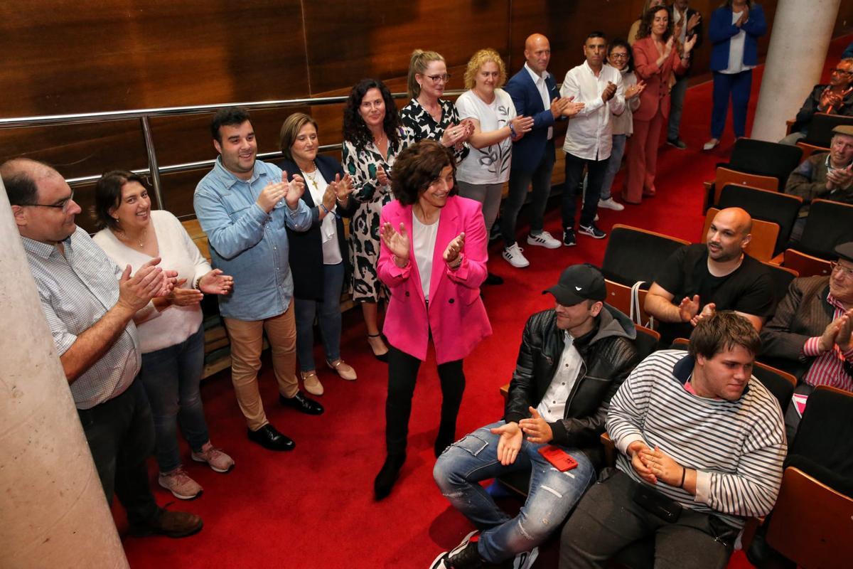 La candidata del PP de Bueu, Elena Estévez, recibida por sus compañeros en el Centro Social do Mar.jpg