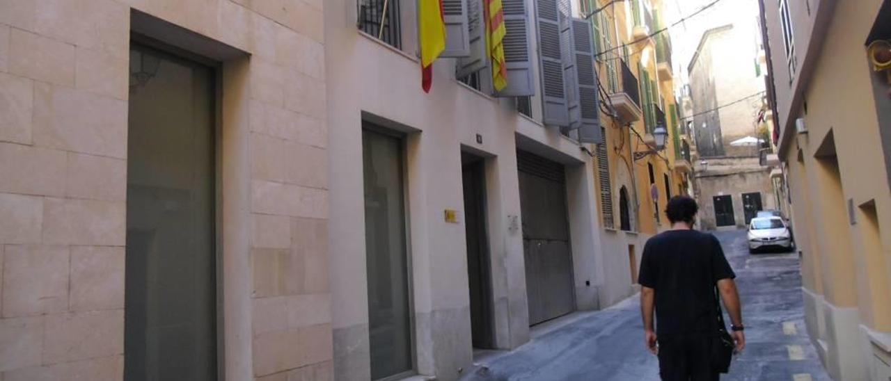 La sede de la Gerencia de Justicia, ayer, y en la trasera del Colegio de Abogados de Balears.