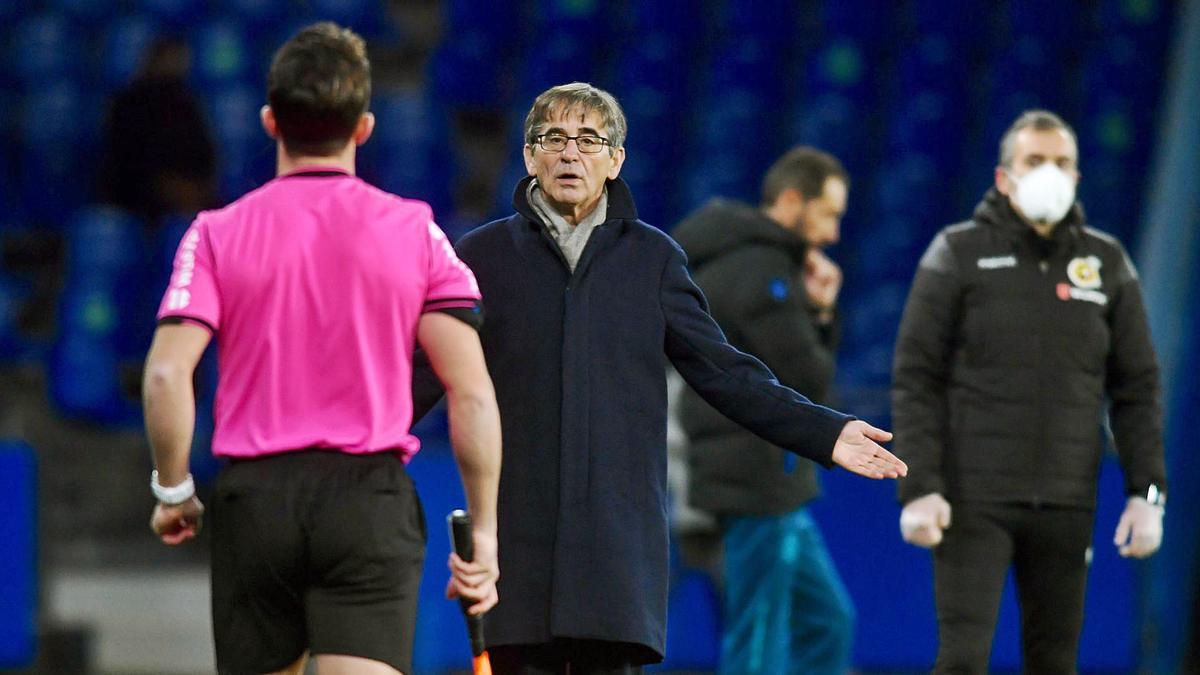 Fernando Vázquez gesticula en la banda en el partido de Copa contra el Alavés. |  // CARLOS PARDELLAS