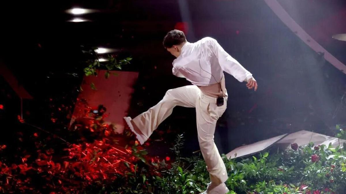El cantante italiano Blanco destrozando el escenario de Sanremo.