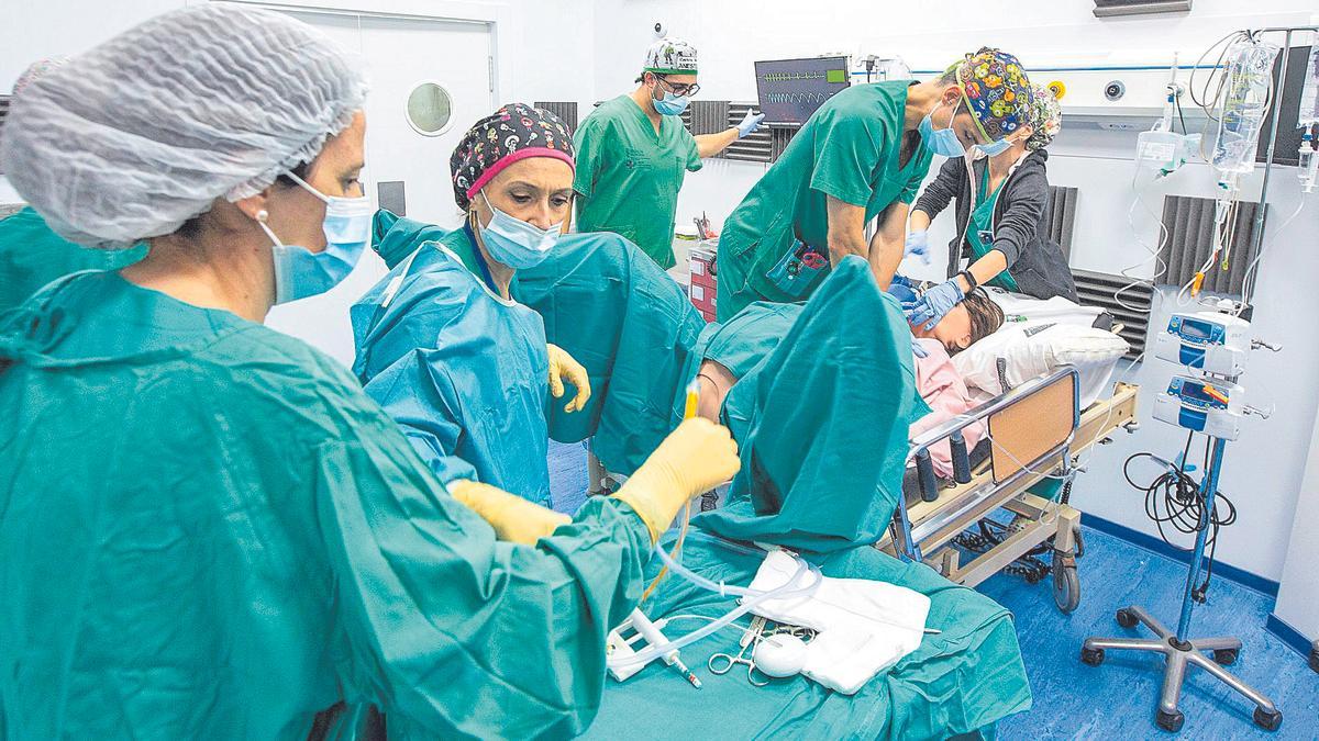 Un grupo de médicos y enfermeros del Hospital General participa en una simulación de un parto que se complica.