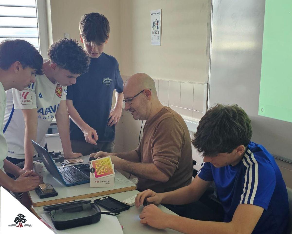 Los alumnos del Colegio Juan de Lanuza tuvieron que aprender a utilizar terminales con teclas y no táctiles
