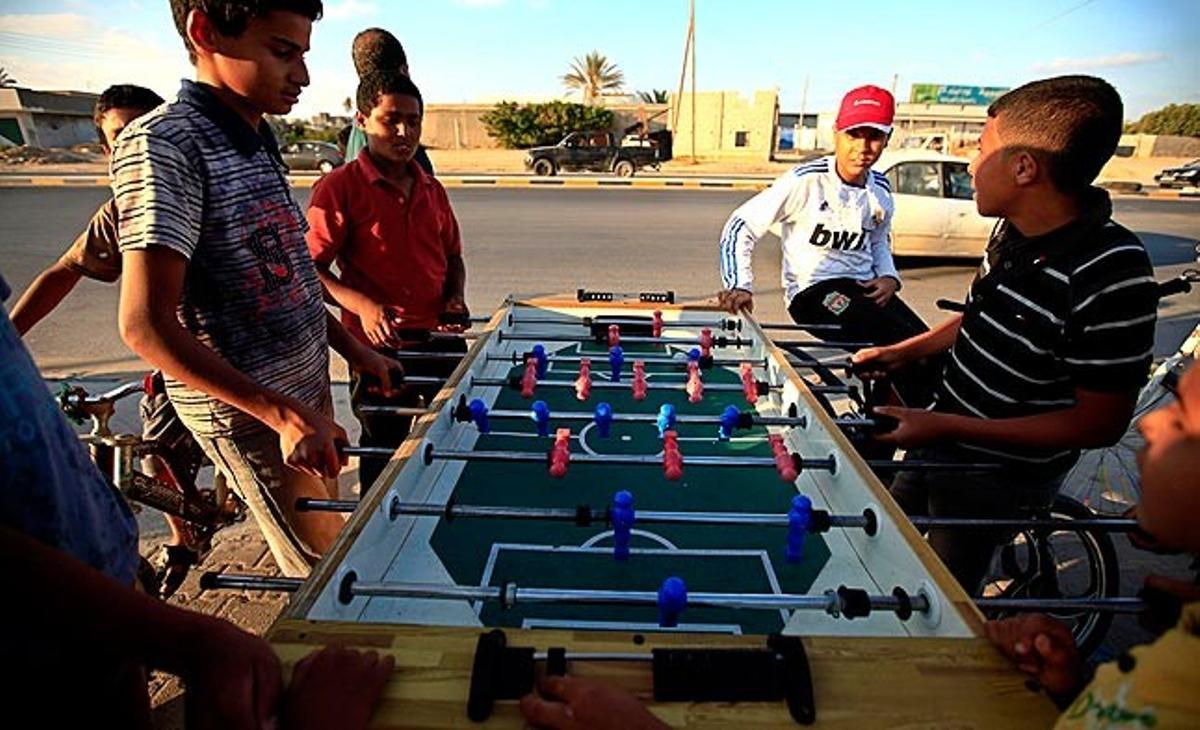 Uns joves libis juguen aquest dijous a futbolí a la ciutat rebel de Misrata.