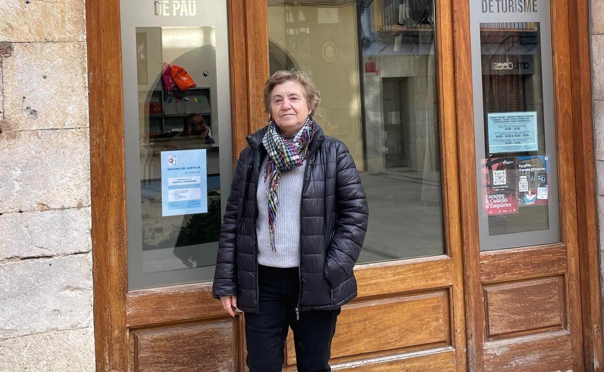 Enriqueta Quer, davant del jutjat de pau a Castelló d'Empúries
