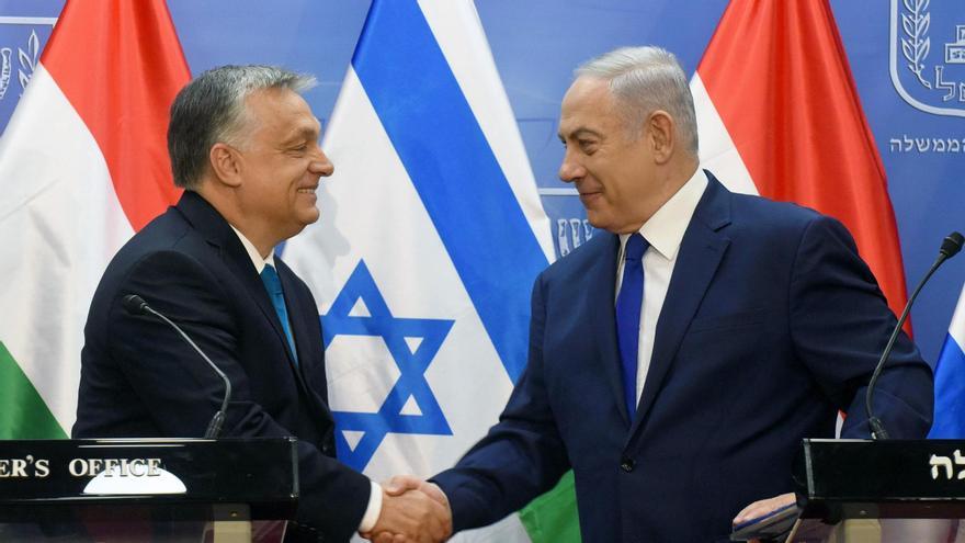 El primer ministro de Hungría, Viktor Orban, saluda a su homólogo israelí, Binyamín Netanyahu, durante una visita a Israel en 2018.