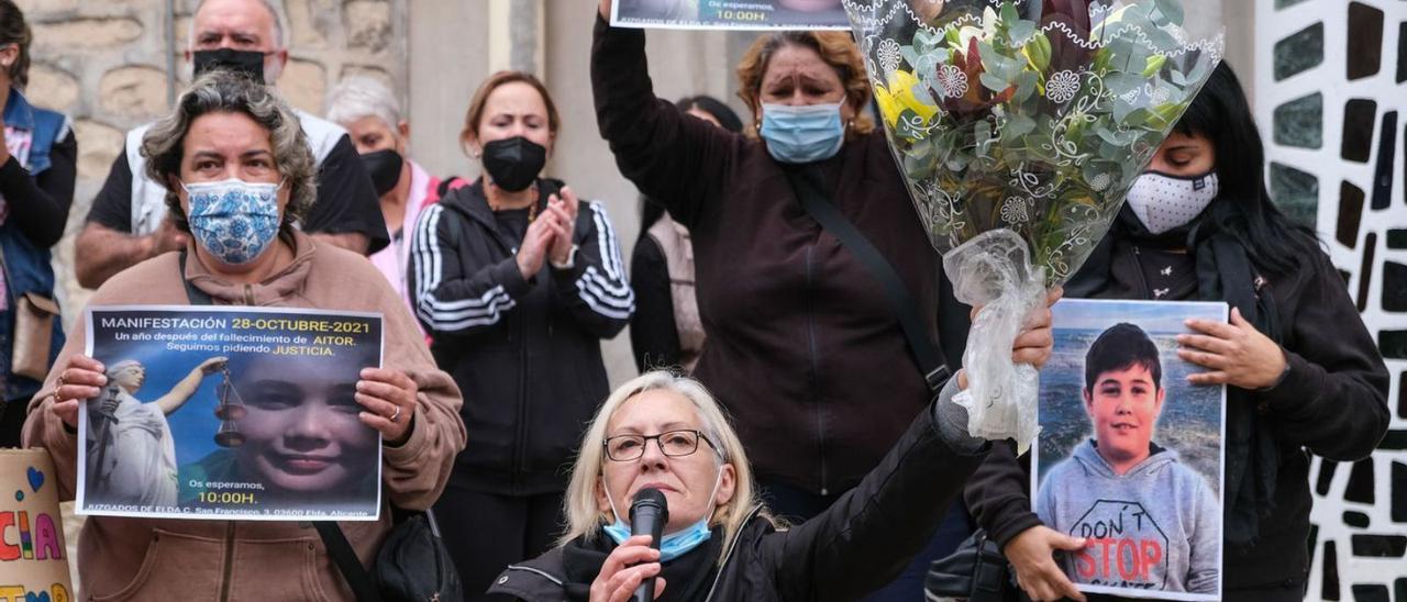 La madre del niño, Marta Gonzálvez, durante su protesta de octubre ante el juzgado de Elda