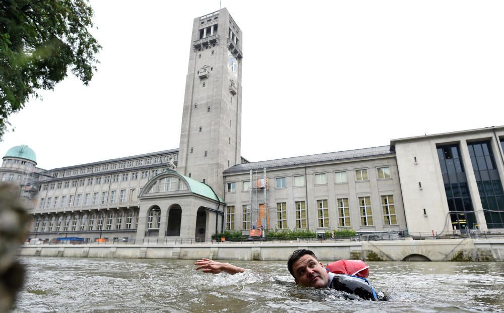 Benjamin David pasa por el 'Deutsches Museum' mientras nada de su casa a su lugar de trabajo a lo largo del río Isar en Munich, Alemania