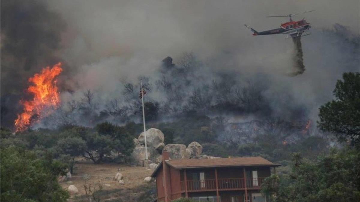 Evacúan en helicóptero a más de 200 personas por los incendios en California