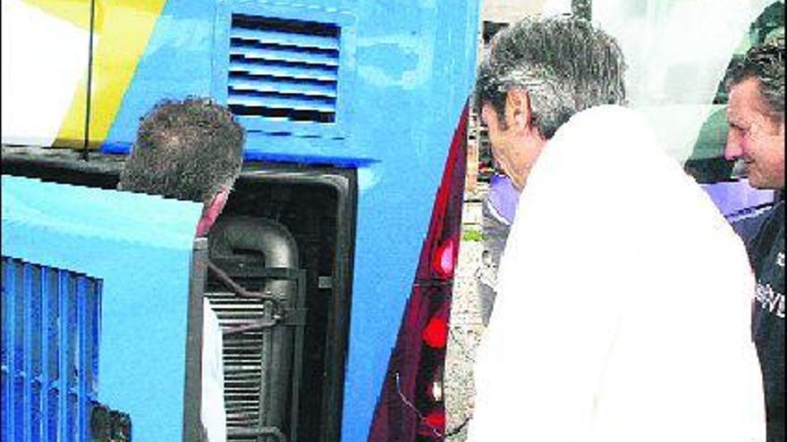 Carrasco observa la zona donde se produjo la avería del autobús del Oviedo.