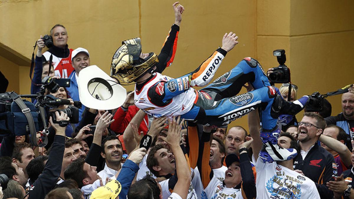 Àlex Márquez, manteado por su equipo y por su hermano Marc tras conseguir el título de Moto3