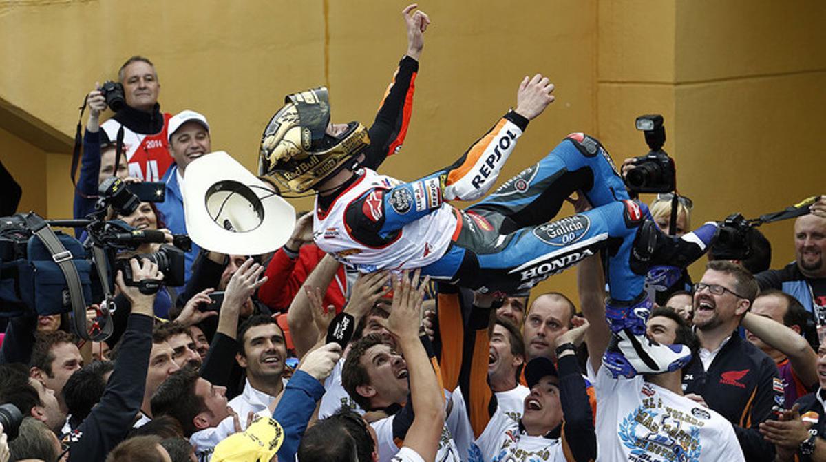 Àlex Márquez, mantejat pel seu equip i pel seu germà Marc després d’aconseguir el títol de Moto3