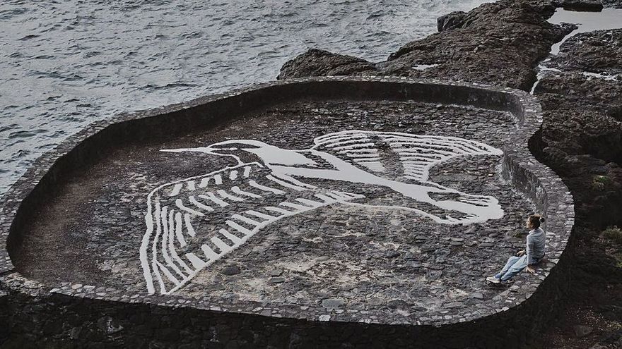 La artista Luna Bengoechea, junto a su intervención artística en la salina de Las Puntas, en la isla de El Hierro.