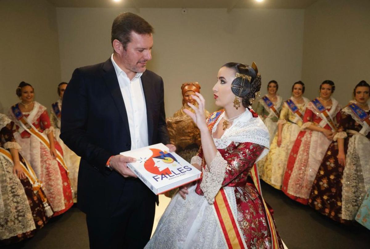 El conselleiro de Cultura, Lingua e Xuventude de la Xunta de Galicia, José López Campos, recibe un libro sobre las fallas, ayer, en el Gaiás. | J. M. LÓPEZ