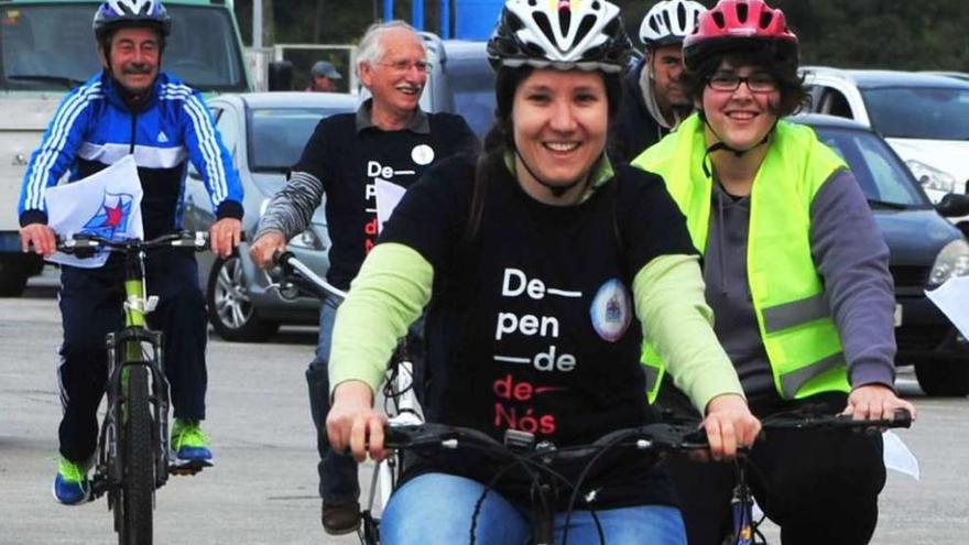 María Villaronga (con casco rojo) dará el relevo a Lucía César Veloso (en primer témino). // Iñaki Abella