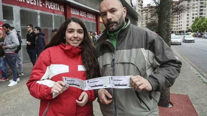 Natalia y Joaquín Miranda, ayer, con sus entradas.