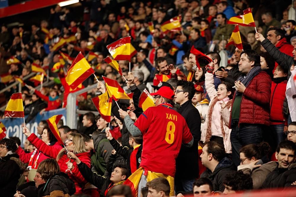 Aficionados en El Molinón durante el España-Israel