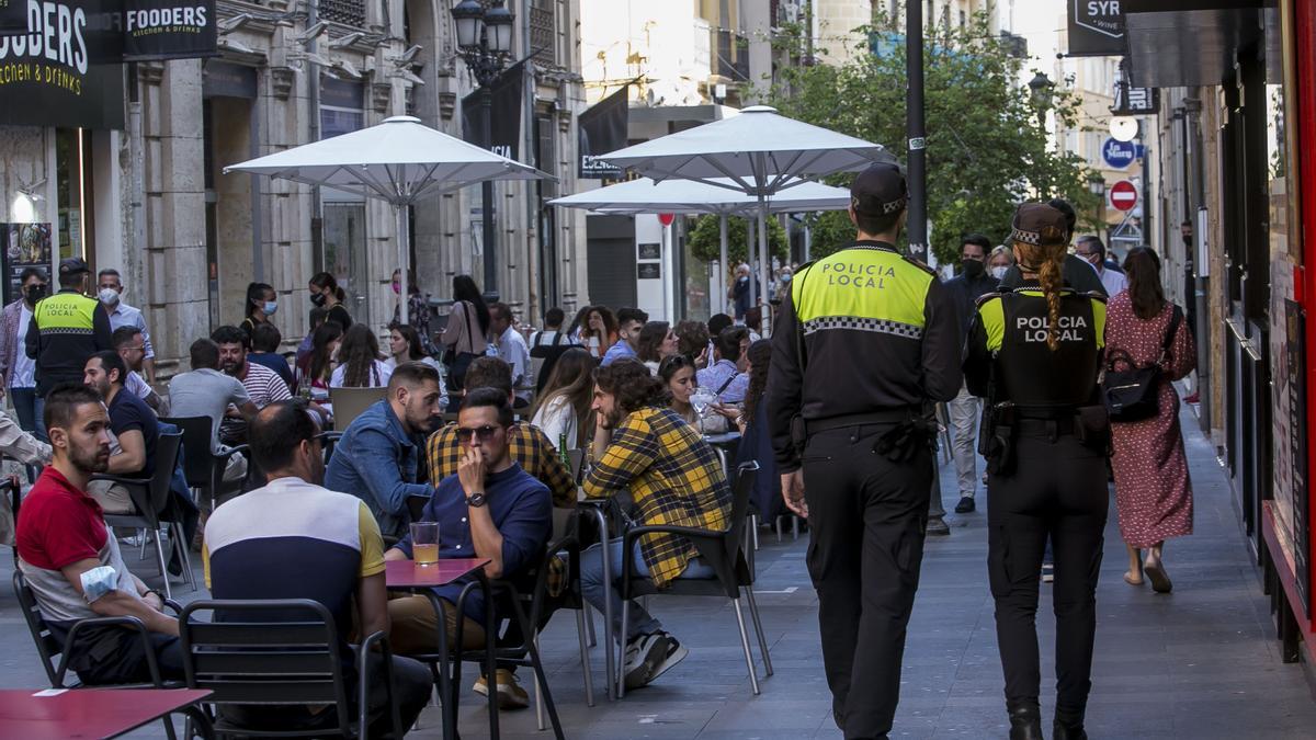 Fotografía de archivo de policías controlando el tardeo en Castaños.