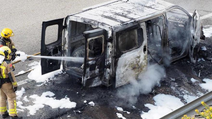 Una furgoneta s&#039;incendia i queda calcinada en plena calçada a Sant Jaume de Llierca