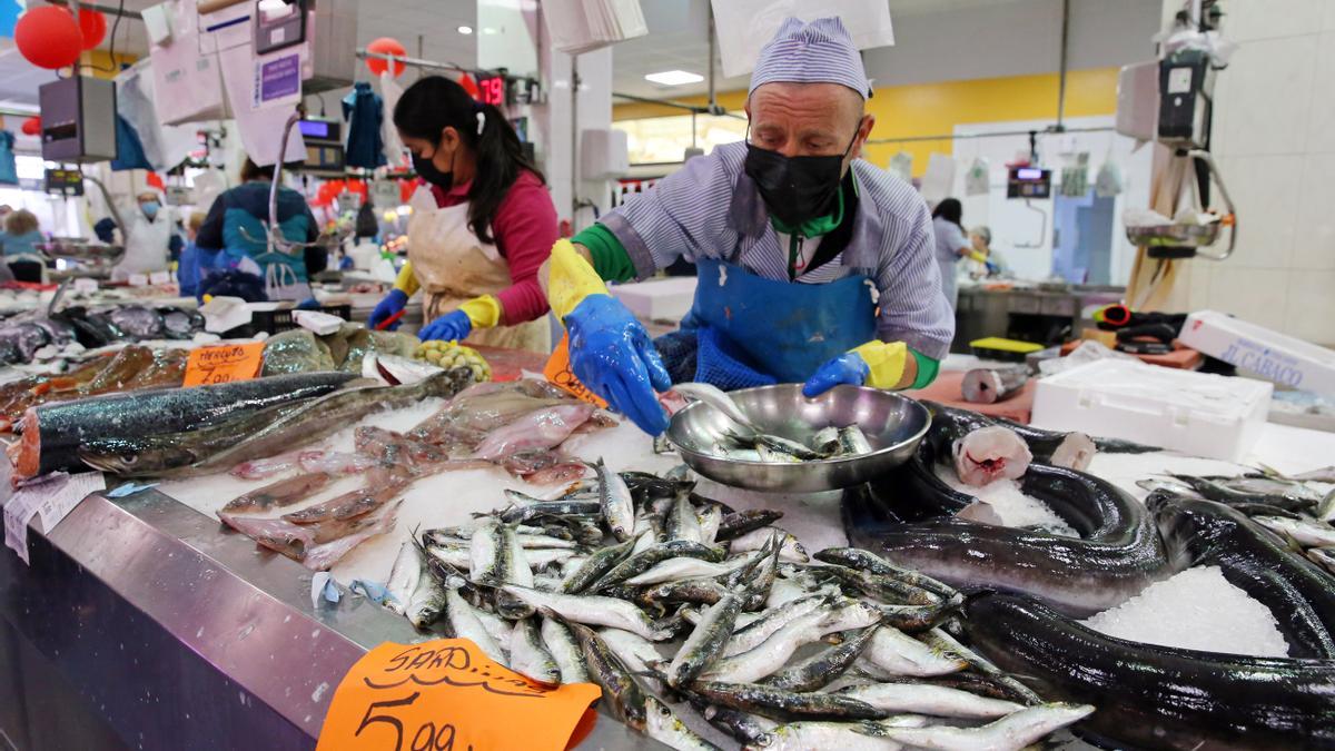 Venta de sardinas en una pescadería del mercado.