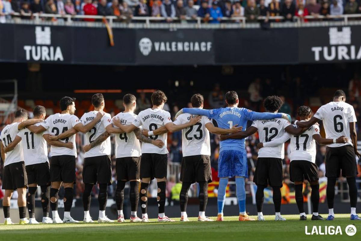 El equipo, durante el minuto de silencio antes del duelo del pasado fin de semana ante Osasuna