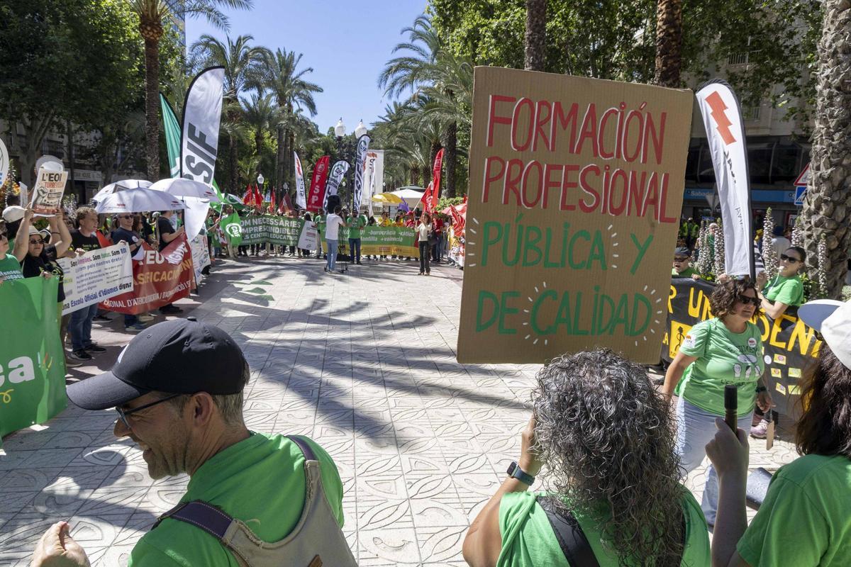 Noveno día de huelga de profesores: la lucha docente sigue viva en Alicante Noveno día de huelga de profesores: la lucha docente sigue viva en Alicante